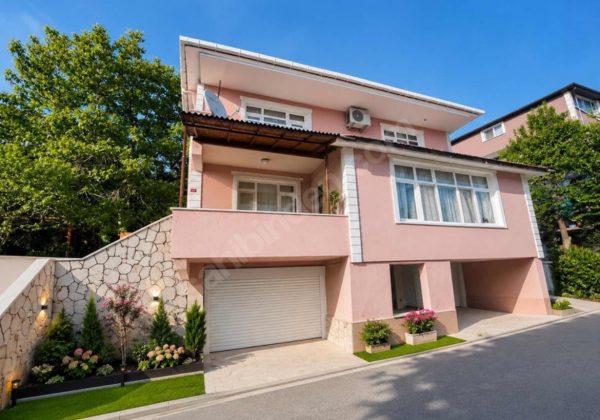 Remax7tepe den Elmalı da satılık bahçe kullanımlı yüksek giriş daire