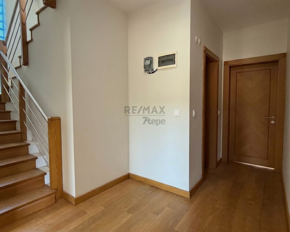 Özel Güvenlikli Sokakta | Önü Açık Ferah Kiralık Çatı Dubleksi