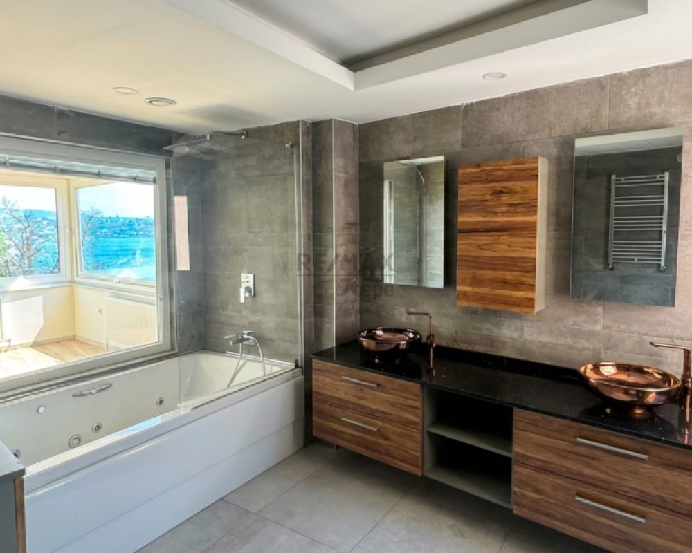 REMAX 7TEPE'DEN BEYKOZ'DA BOĞAZ MANZARASI HAKİMİYETLİ 3+1 DAİRE