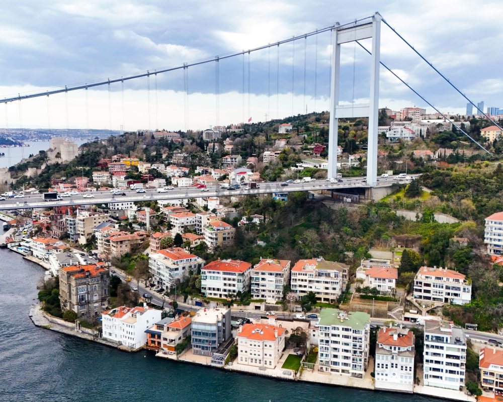 RUMELİ HİSARINDA ASANSÖRLÜ KAPALI GARAJLI YOL YALI DAİRESİ