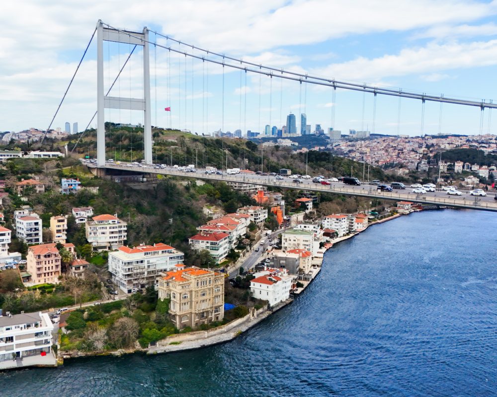 RUMELİ HİSARINDA ASANSÖRLÜ KAPALI GARAJLI YOL YALI DAİRESİ