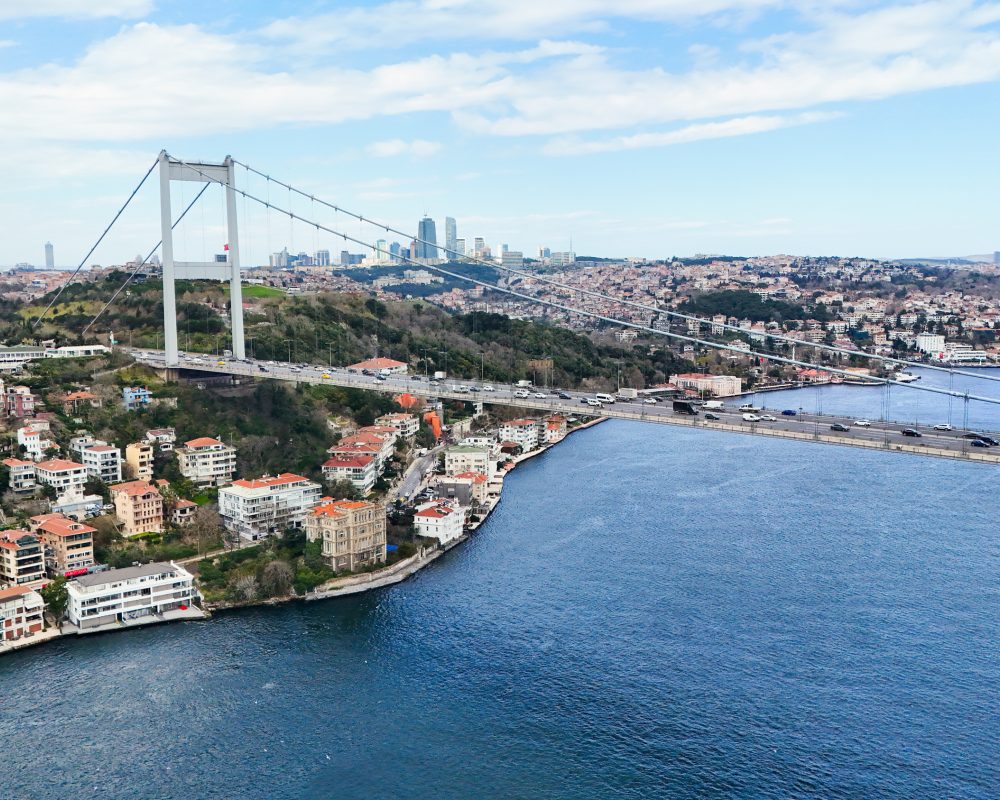 RUMELİ HİSARINDA ASANSÖRLÜ KAPALI GARAJLI YOL YALI DAİRESİ