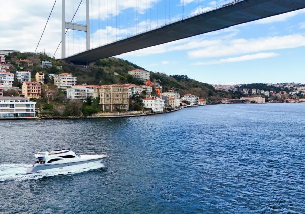 RUMELİ HİSARINDA ASANSÖRLÜ KAPALI GARAJLI YOL YALI DAİRESİ