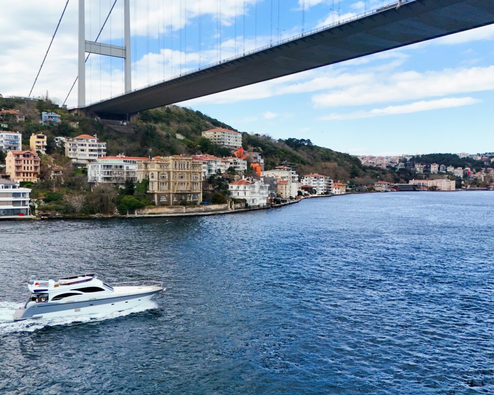 RUMELİ HİSARINDA ASANSÖRLÜ KAPALI GARAJLI YOL YALI DAİRESİ