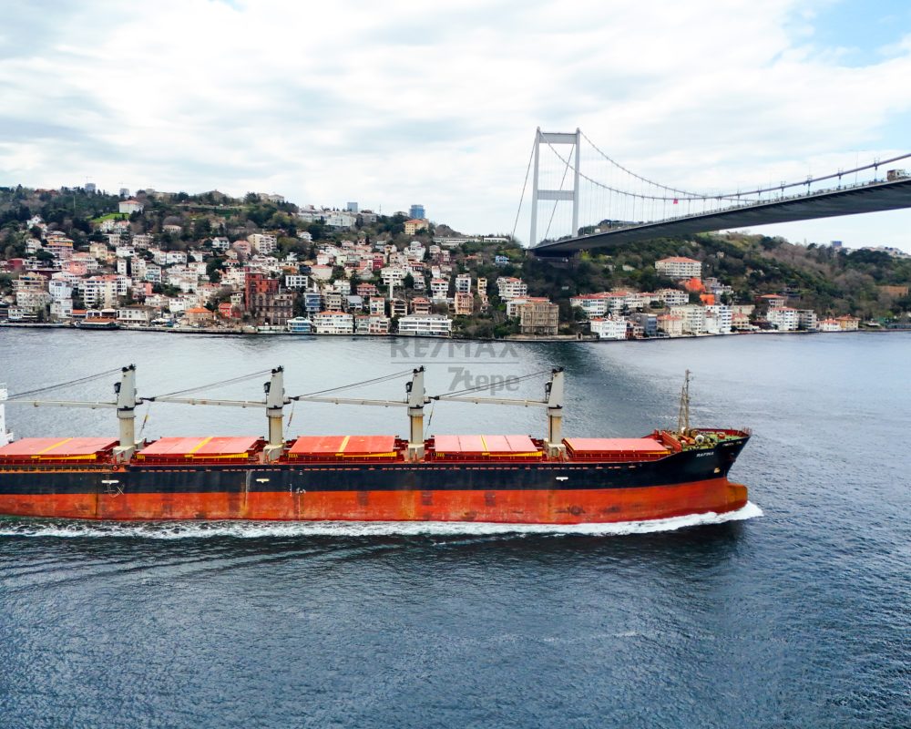 RUMELİ HİSARINDA ASANSÖRLÜ KAPALI GARAJLI YOL YALI DAİRESİ