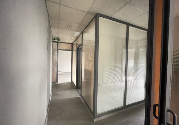 ATAŞEHİR ANA CADDE ÜZERİNDE TABELA DEĞERİ YÜKSEK KİRALIK OFİS küçük görsel