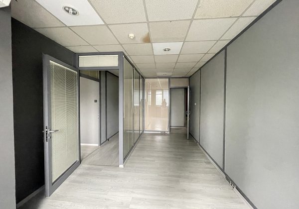 ATAŞEHİR ANA CADDE ÜZERİNDE TABELA DEĞERİ YÜKSEK KİRALIK OFİS küçük görsel
