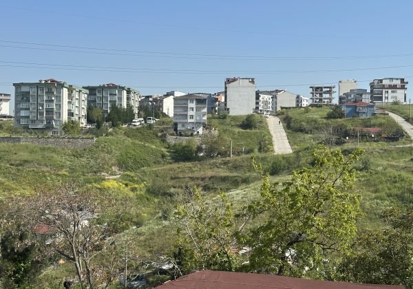 ÇAYIROVA EMEK MAHLLESİNDE YATIRIMLIK ARSA küçük görsel