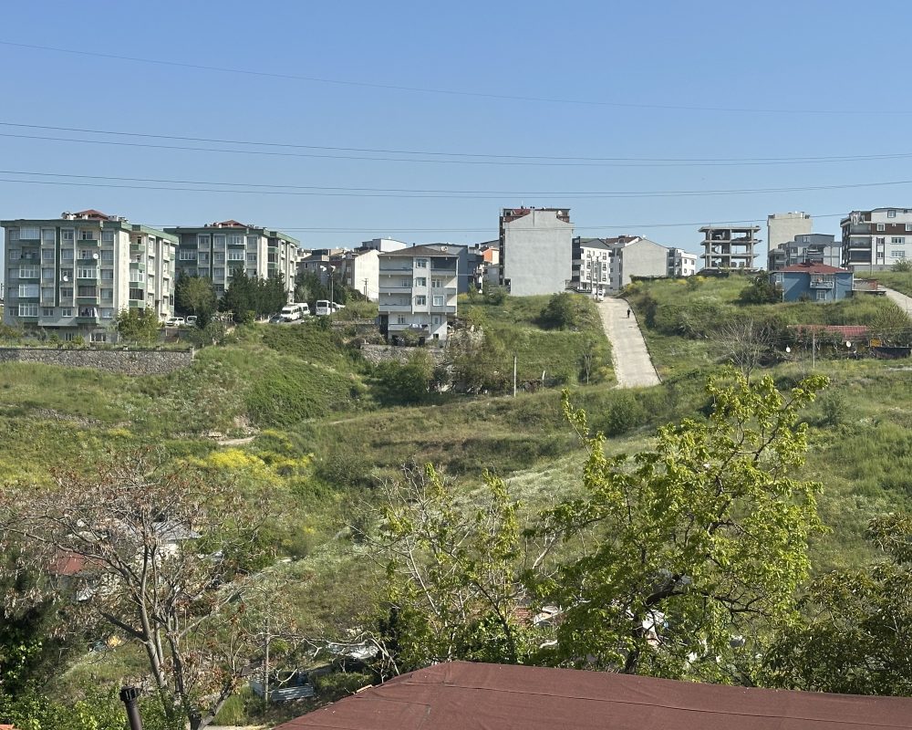 ÇAYIROVA EMEK MAHLLESİNDE YATIRIMLIK ARSA