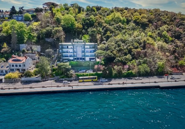 KANLICADA MUHTEŞEM BOĞAZ MANZARALI SATILIK YALI DAİRESİ