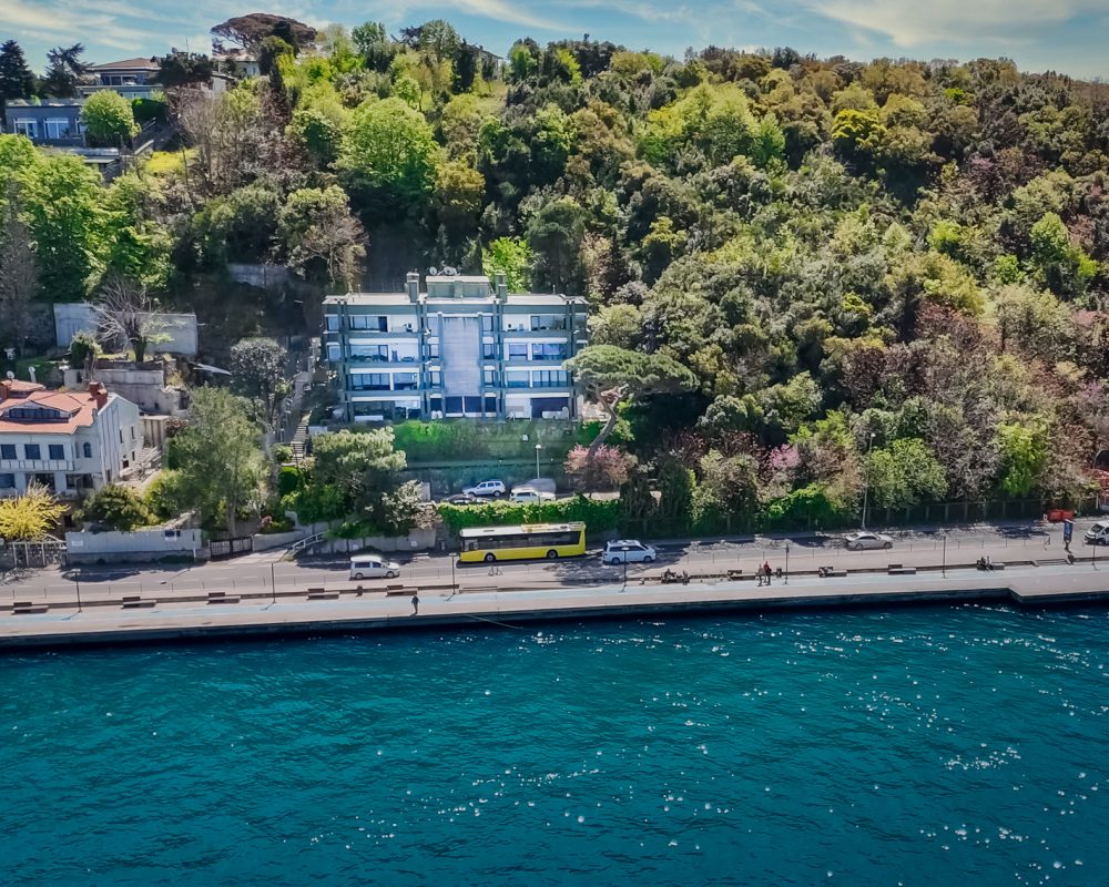 KANLICADA MUHTEŞEM BOĞAZ MANZARALI SATILIK YALI DAİRESİ