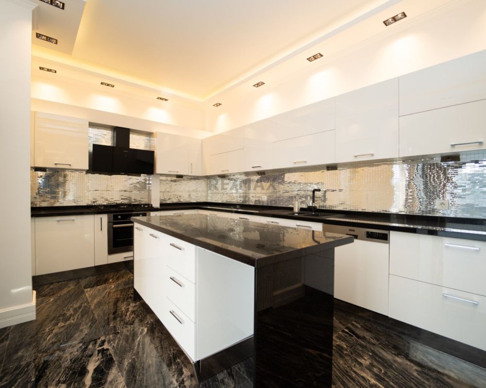 RE/MAX 7 Tepe Ayrıcalığıyla/ Acarkentte Kusursuz Modern Yaşam
