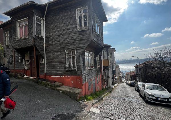 REMAX7TEPEDEN YALIKÖYDE SATILIK BOĞAZ MANZARALI MÜSTAKİL EV