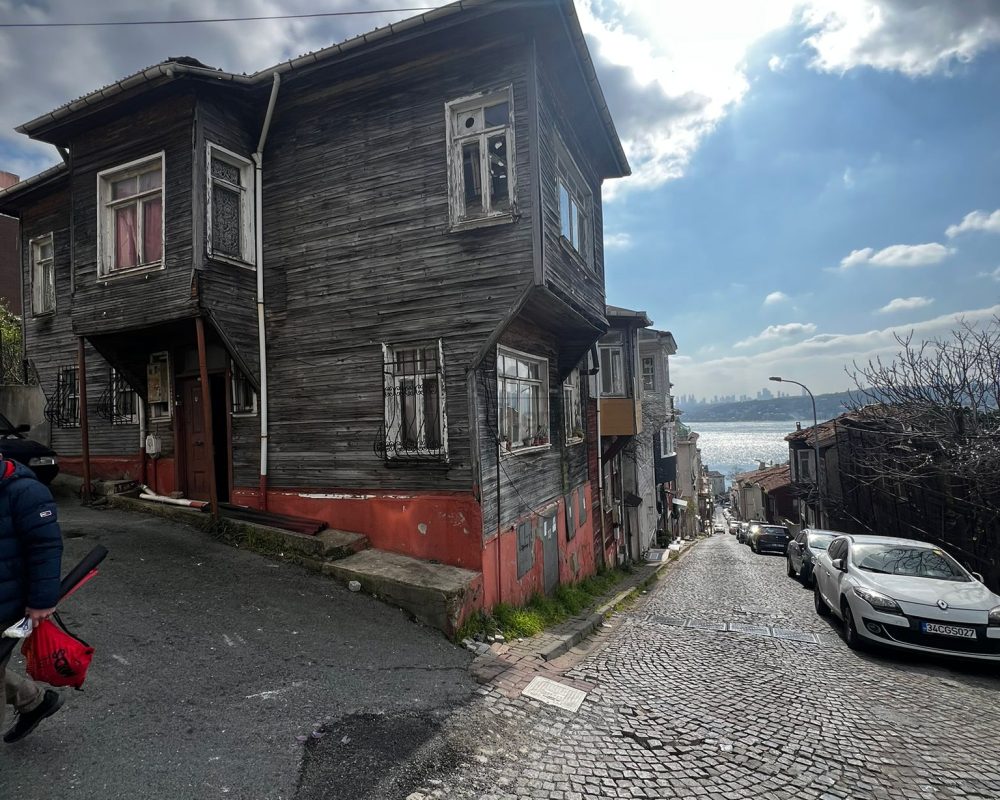 REMAX7TEPEDEN YALIKÖYDE SATILIK BOĞAZ MANZARALI MÜSTAKİL EV