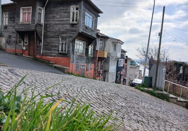 REMAX7TEPEDEN YALIKÖYDE SATILIK BOĞAZ MANZARALI MÜSTAKİL EV küçük görsel