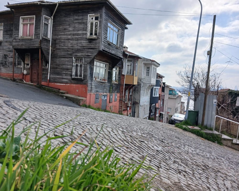 REMAX7TEPEDEN YALIKÖYDE SATILIK BOĞAZ MANZARALI MÜSTAKİL EV