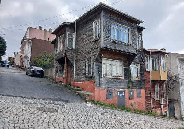 REMAX7TEPEDEN YALIKÖYDE SATILIK BOĞAZ MANZARALI MÜSTAKİL EV küçük görsel