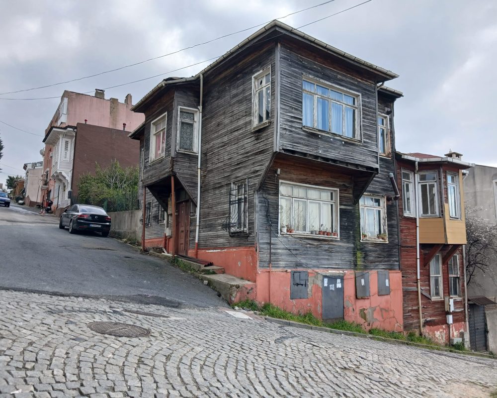 REMAX7TEPEDEN YALIKÖYDE SATILIK BOĞAZ MANZARALI MÜSTAKİL EV