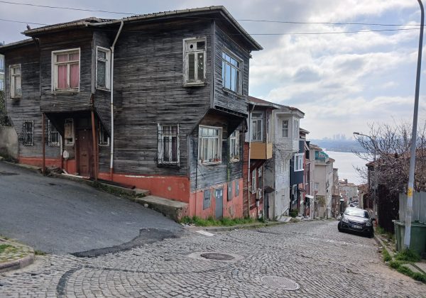 REMAX7TEPEDEN YALIKÖYDE SATILIK BOĞAZ MANZARALI MÜSTAKİL EV küçük görsel