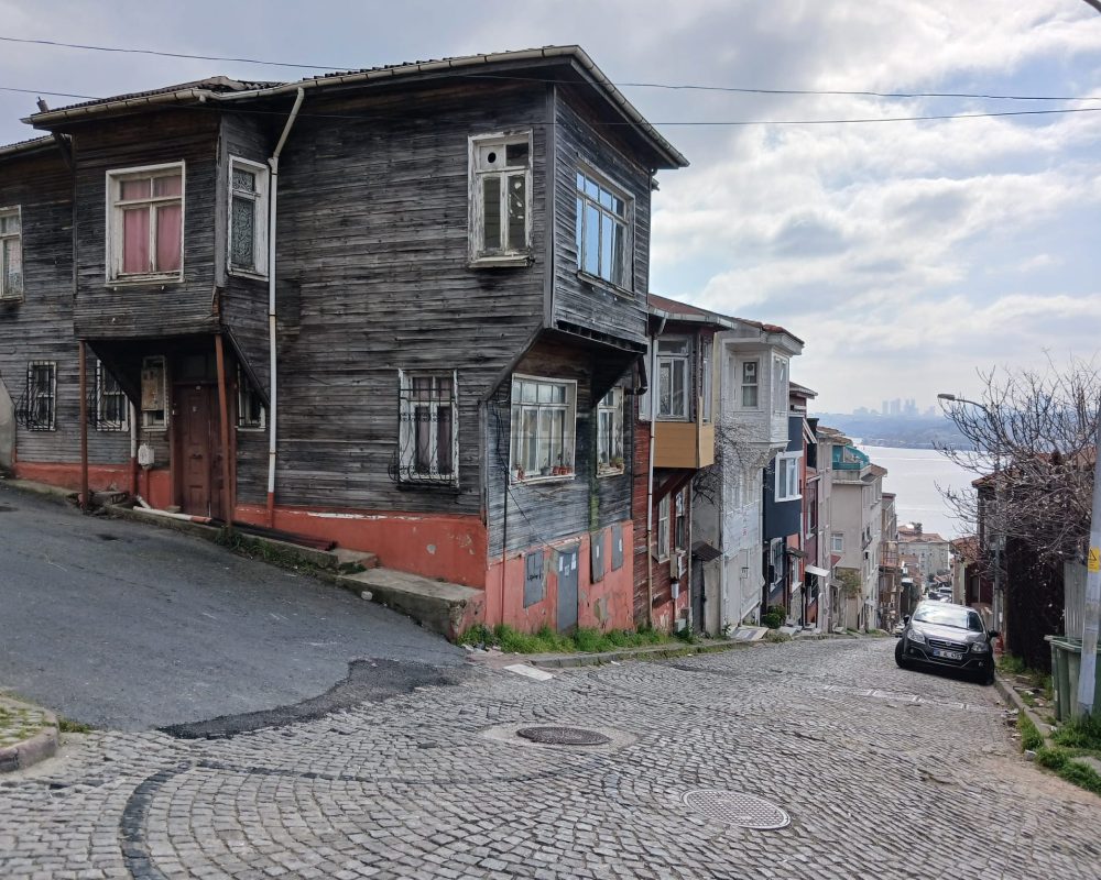 REMAX7TEPEDEN YALIKÖYDE SATILIK BOĞAZ MANZARALI MÜSTAKİL EV