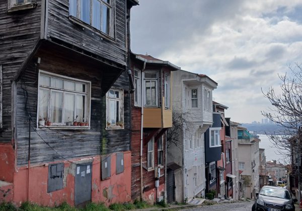 REMAX7TEPEDEN YALIKÖYDE SATILIK BOĞAZ MANZARALI MÜSTAKİL EV küçük görsel