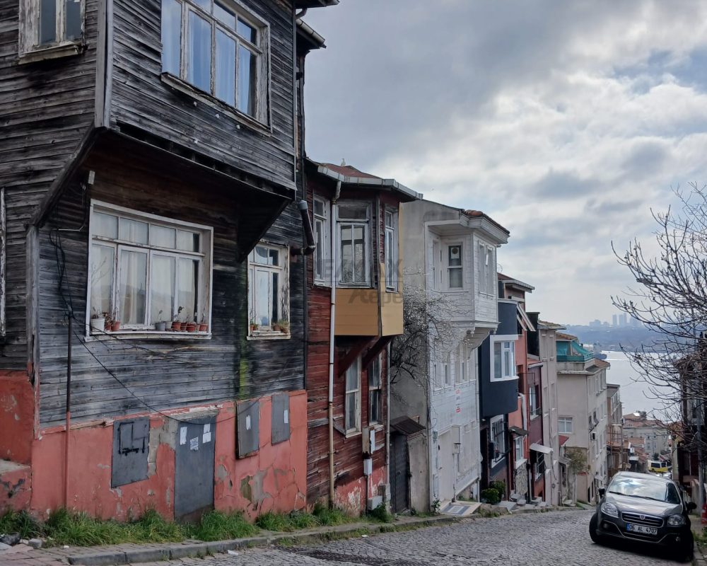 REMAX7TEPEDEN YALIKÖYDE SATILIK BOĞAZ MANZARALI MÜSTAKİL EV