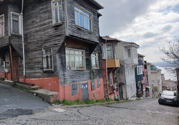 REMAX7TEPEDEN YALIKÖYDE SATILIK BOĞAZ MANZARALI MÜSTAKİL EV küçük görsel