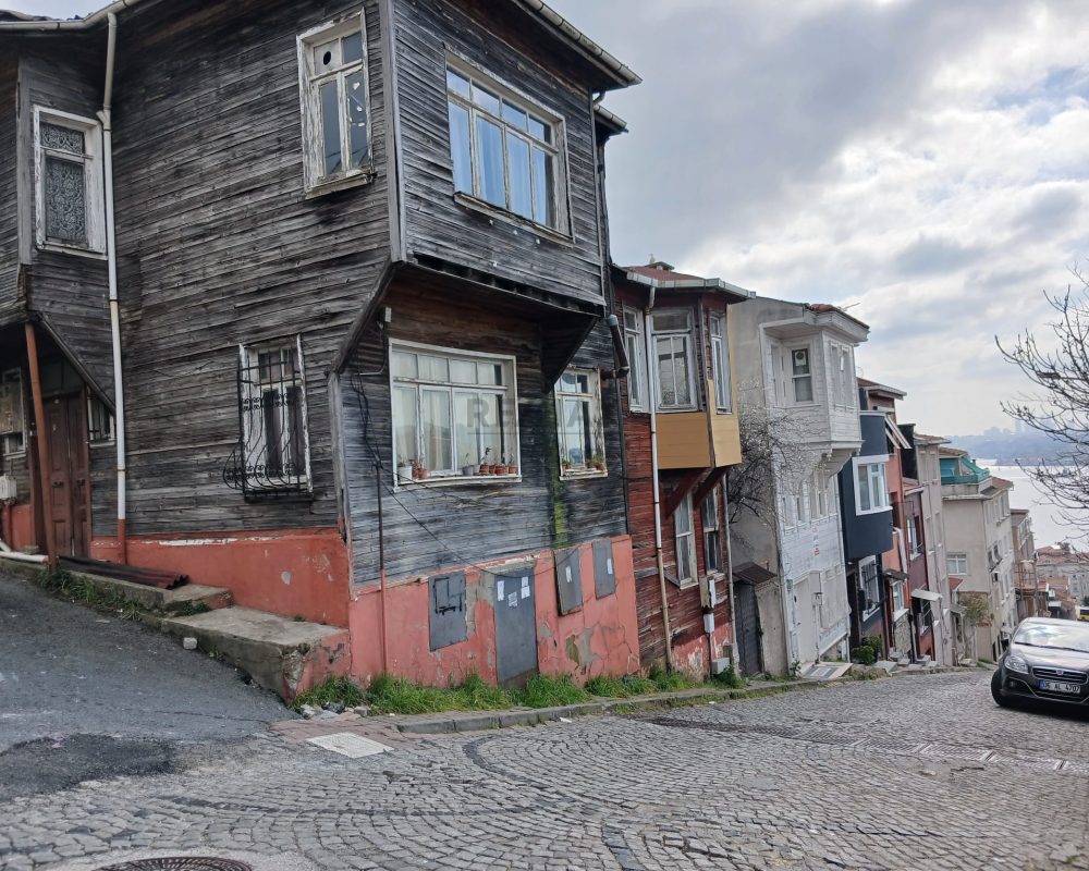 REMAX7TEPEDEN YALIKÖYDE SATILIK BOĞAZ MANZARALI MÜSTAKİL EV
