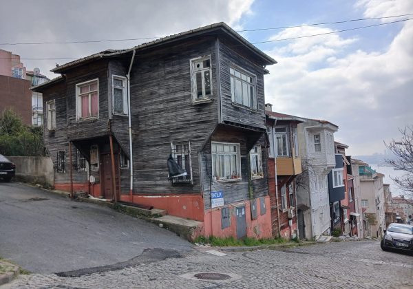 REMAX7TEPEDEN YALIKÖYDE SATILIK BOĞAZ MANZARALI MÜSTAKİL EV küçük görsel