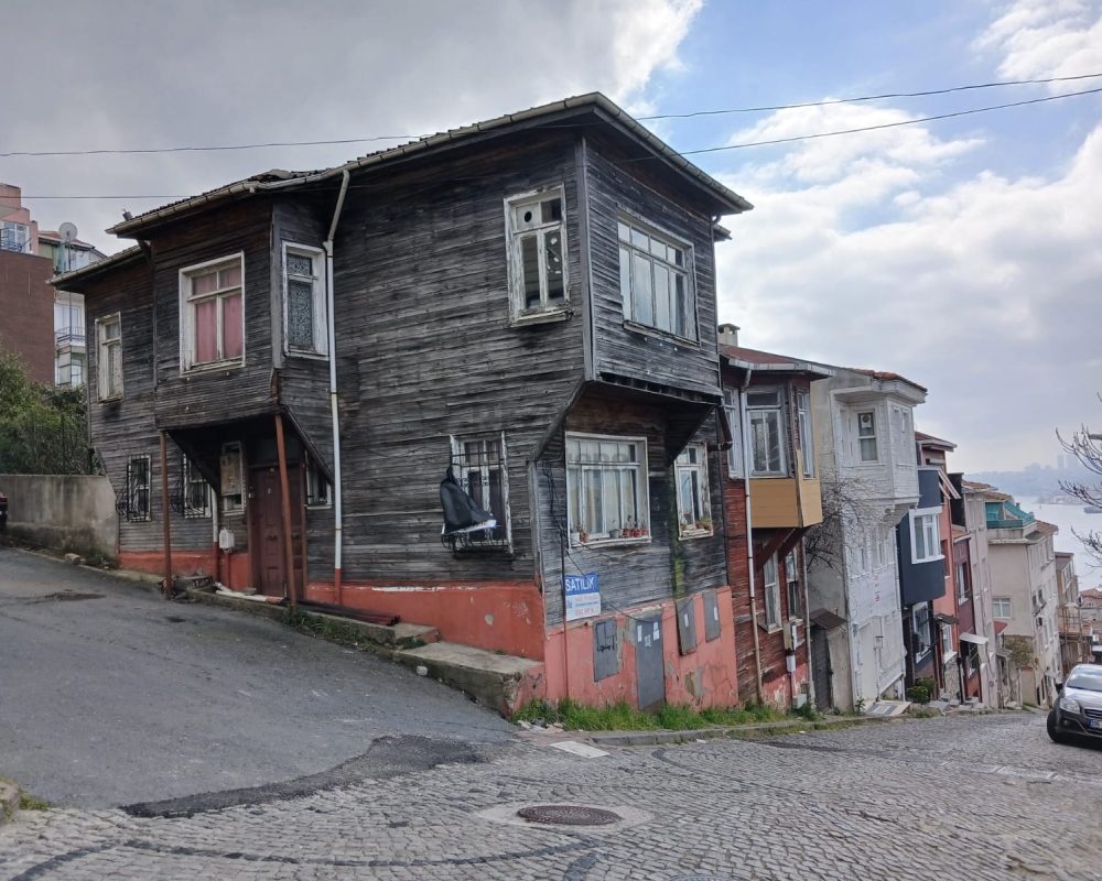 REMAX7TEPEDEN YALIKÖYDE SATILIK BOĞAZ MANZARALI MÜSTAKİL EV