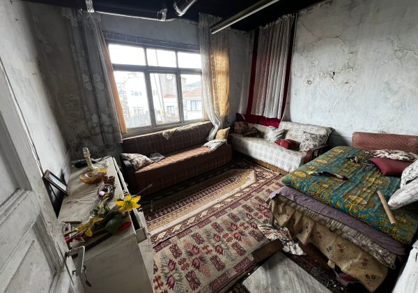 REMAX7TEPEDEN YALIKÖYDE SATILIK BOĞAZ MANZARALI MÜSTAKİL EV küçük görsel