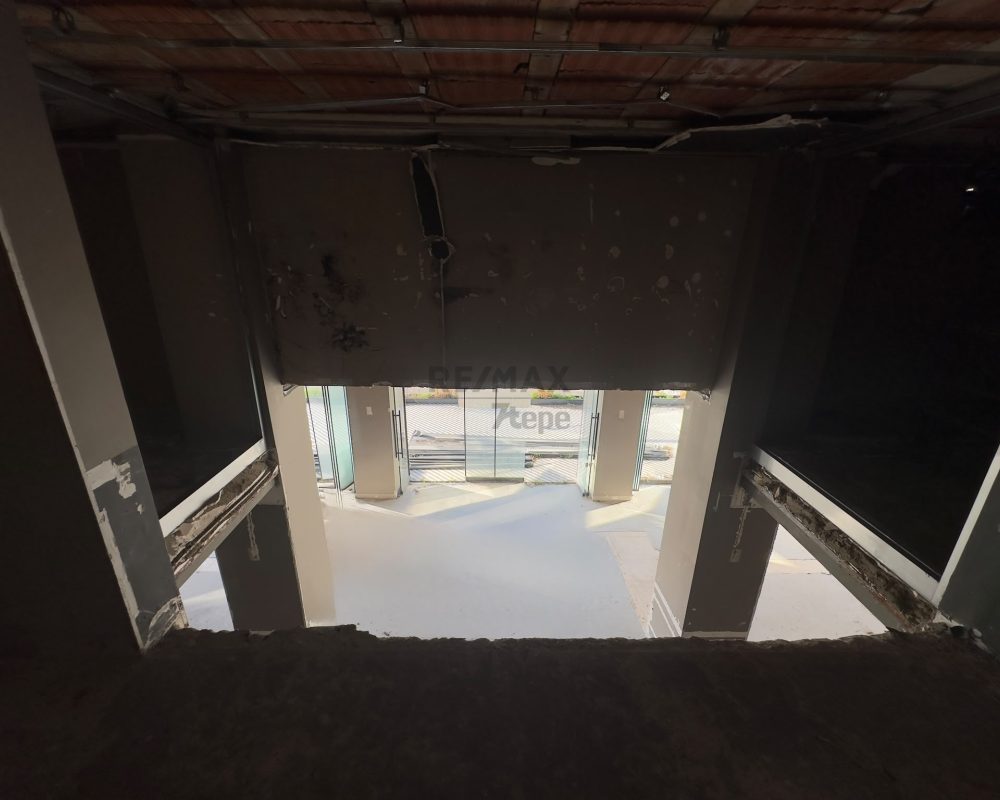 REMAX 7 TEPE'DEN ÖZEL KONUMDA TİCARİ  ALAN