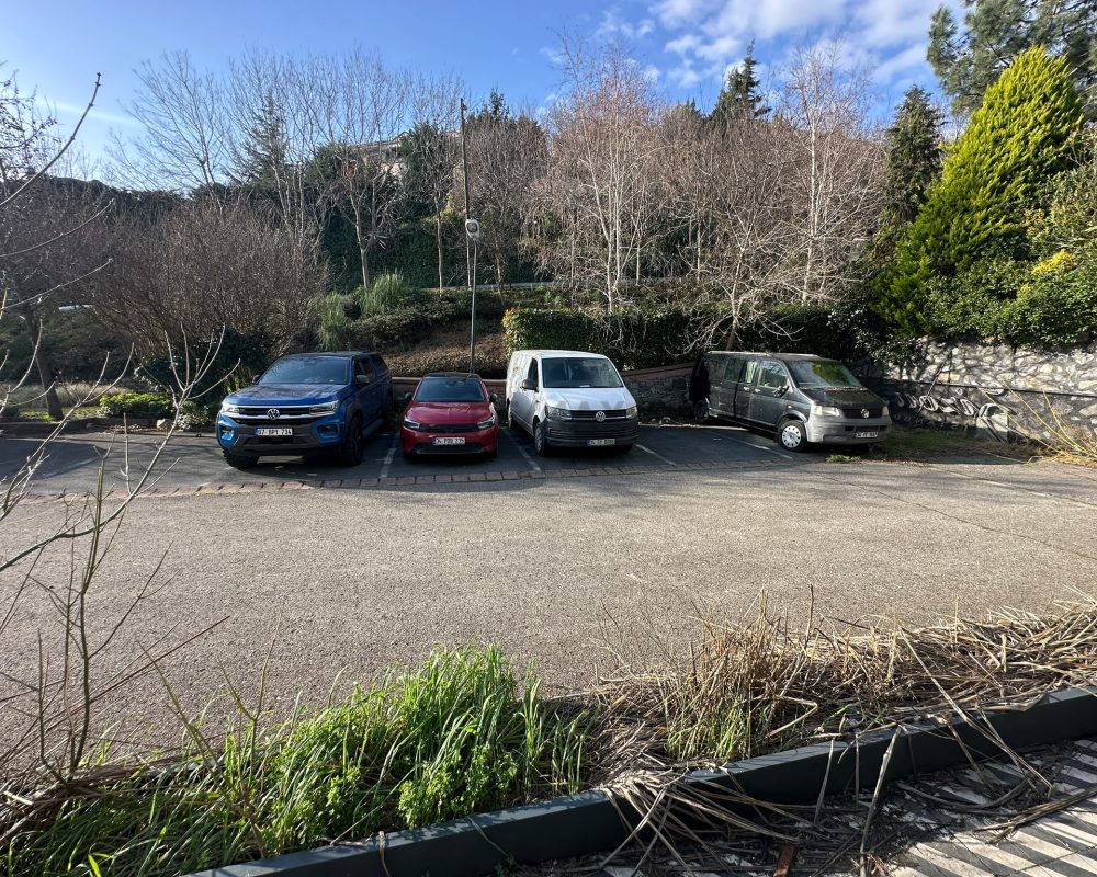 REMAX 7 TEPE'DEN ÖZEL KONUMDA TİCARİ  ALAN