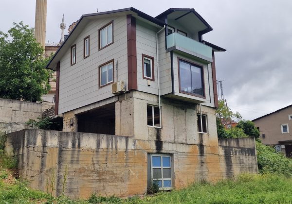 REMAX7TEPE DEN 4 KATLI 2000M2 BAHÇELİ KİRALIK İŞYERİ küçük görsel