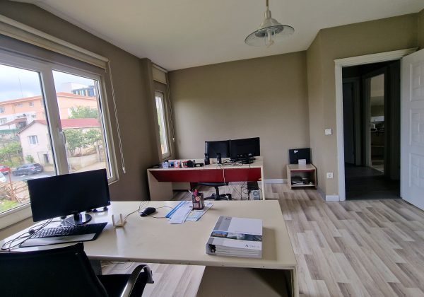 REMAX7TEPE DEN 4 KATLI 2000M2 BAHÇELİ KİRALIK İŞYERİ küçük görsel