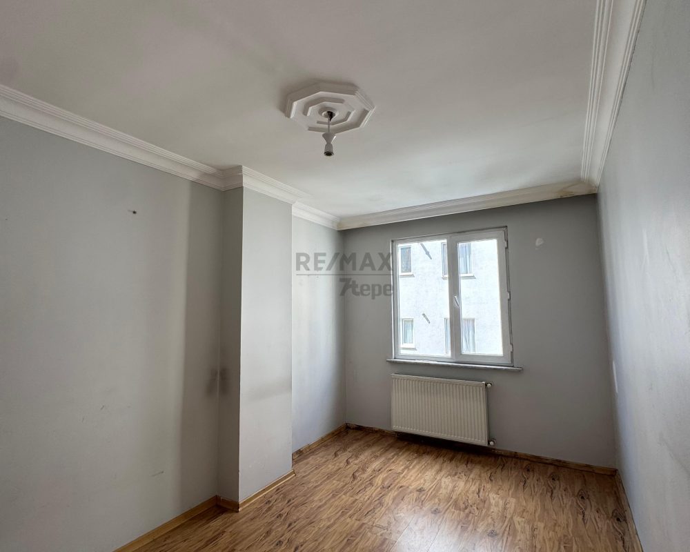 RE/MAX 7TEPE'DEN ÜMRANIYE ESENEVLERDE 2+1 FIRSAT DAİRE