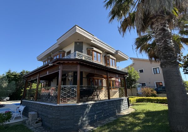 Şile de 4+1 havuzlı villa küçük görsel
