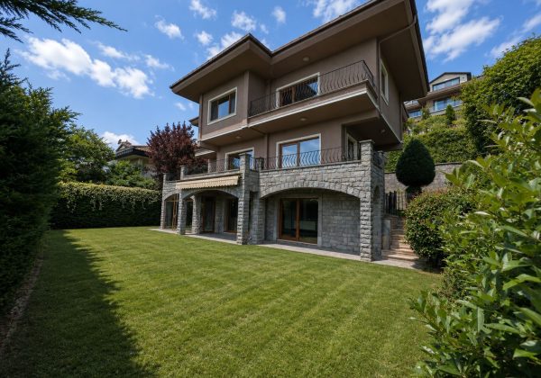 Acarkent'te Geniş İzole Bahçeli Kompakt C Tipi Satılık Villa küçük görsel