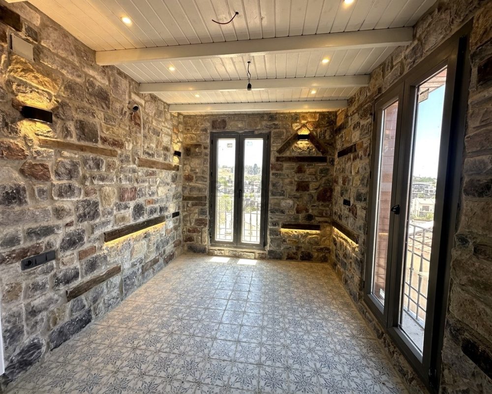 Urla Sanat Sokağına Yürüme Mesafesinde Satılık 6 Odalı Taş Konak