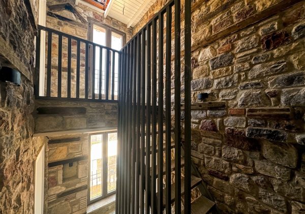 Urla Sanat Sokağına Yürüme Mesafesinde Satılık 6 Odalı Taş Konak küçük görsel