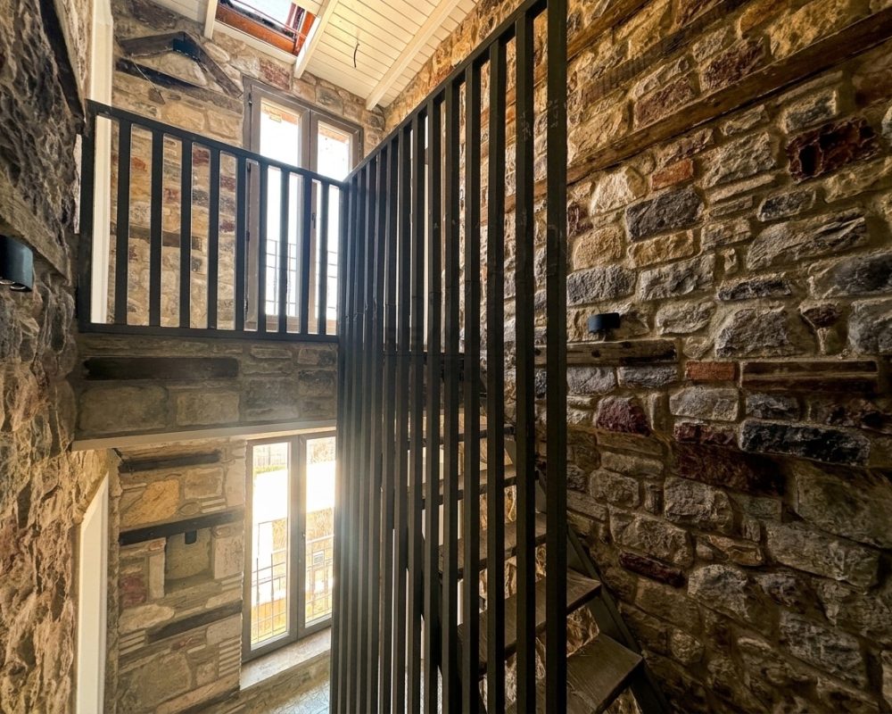 Urla Sanat Sokağına Yürüme Mesafesinde Satılık 6 Odalı Taş Konak