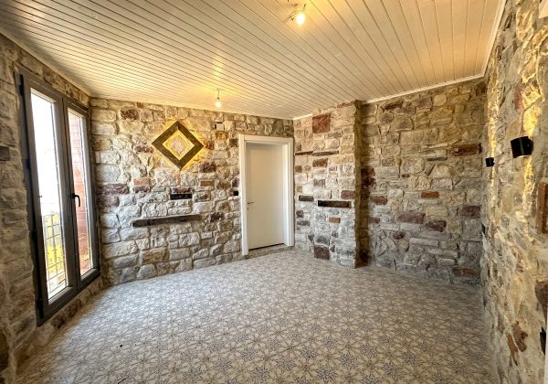 Urla Sanat Sokağına Yürüme Mesafesinde Satılık 6 Odalı Taş Konak küçük görsel