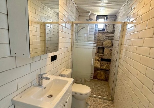 Urla Sanat Sokağına Yürüme Mesafesinde Satılık 6 Odalı Taş Konak küçük görsel