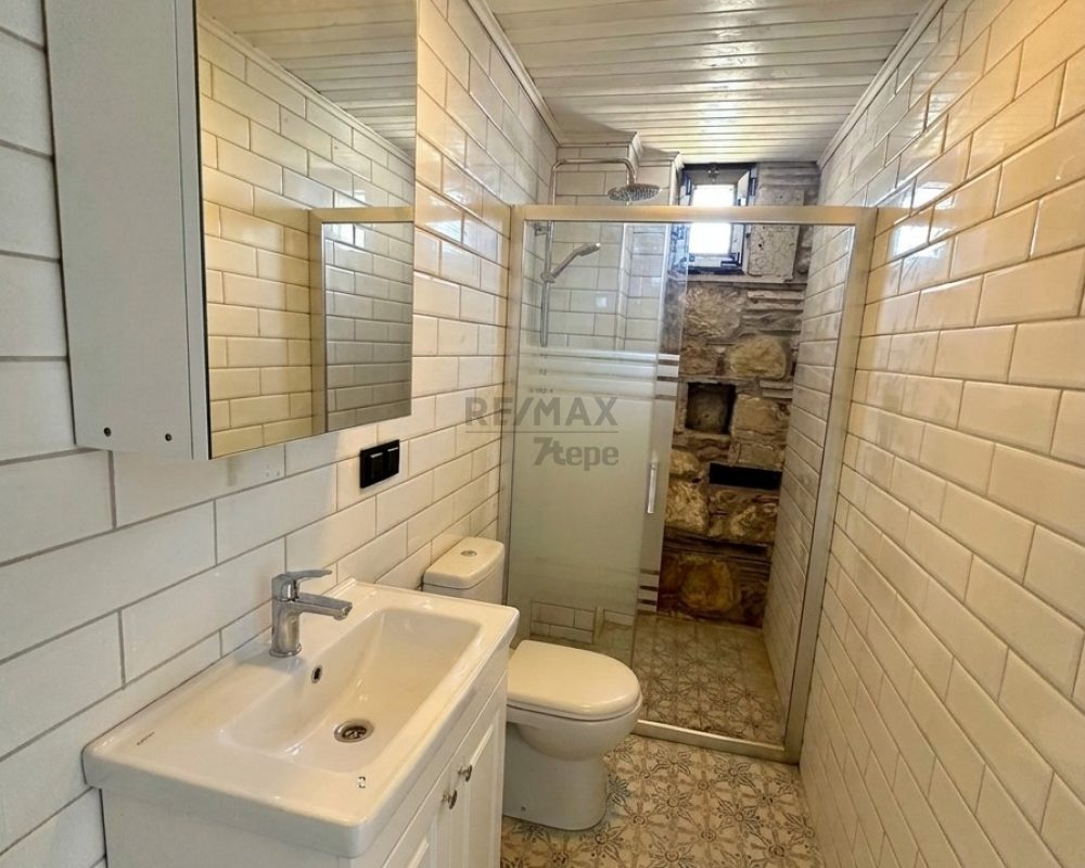 Urla Sanat Sokağına Yürüme Mesafesinde Satılık 6 Odalı Taş Konak