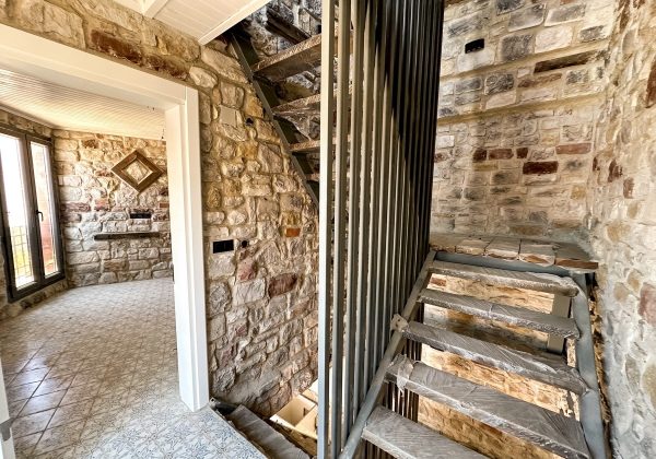 Urla Sanat Sokağına Yürüme Mesafesinde Satılık 6 Odalı Taş Konak küçük görsel