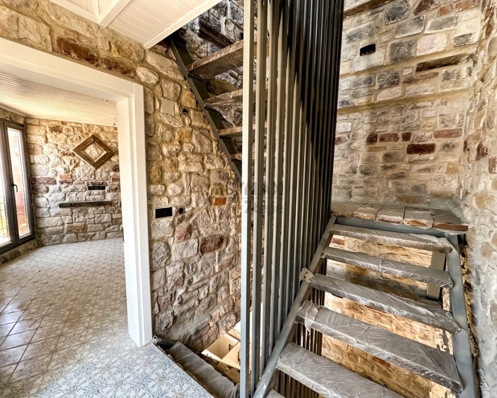 Urla Sanat Sokağına Yürüme Mesafesinde Satılık 6 Odalı Taş Konak