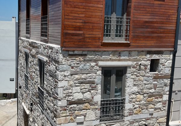 Urla Sanat Sokağına Yürüme Mesafesinde Satılık 6 Odalı Taş Konak küçük görsel