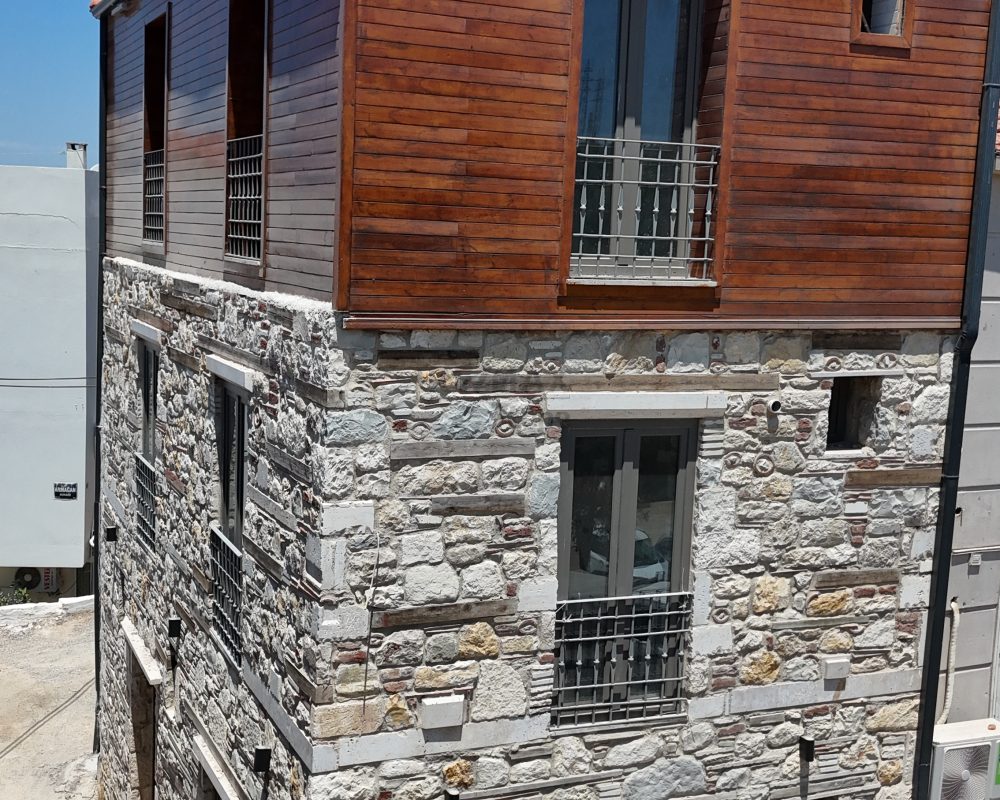 Urla Sanat Sokağına Yürüme Mesafesinde Satılık 6 Odalı Taş Konak