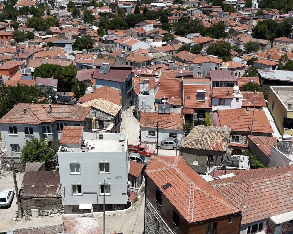 Urla Sanat Sokağına Yürüme Mesafesinde Satılık 6 Odalı Taş Konak