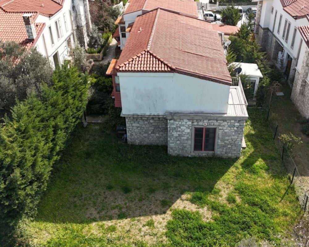 URLA KUŞÇULAR BAĞYOLU EVLERİNDE 2+1 DUBLEKS BÜYÜK BAHÇELİ VİLLA.